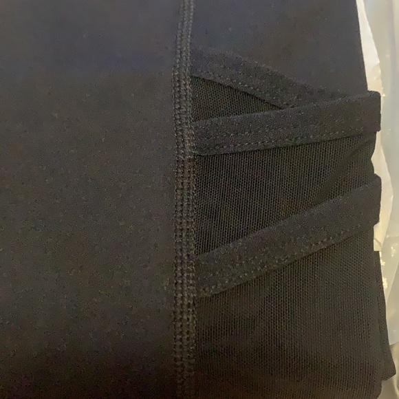 Fabletics Trinity mid rise pocket leggings 7/8 length, new, medium, black - Picture 9 of 10